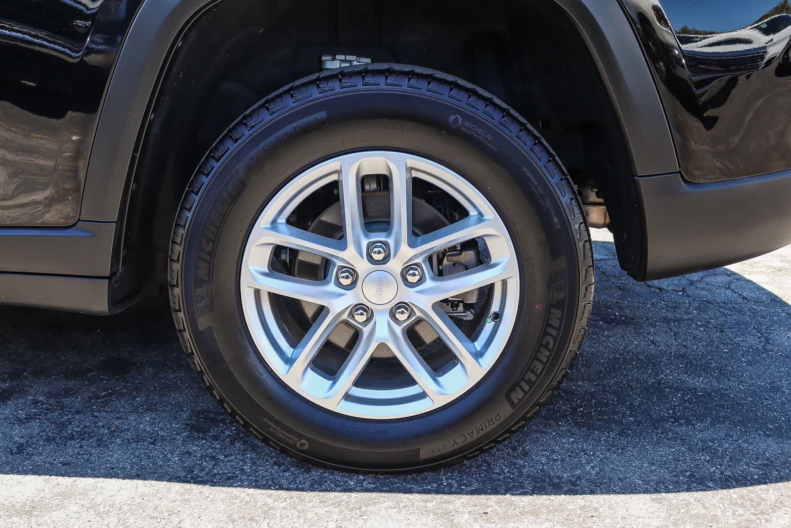 Used 2025 Diamond Black Crystal Pearlcoat Jeep Laredo X image 12