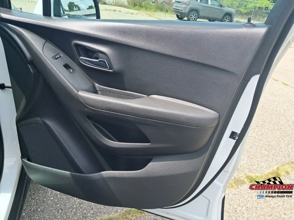 Used 2018 White Chevrolet LS image 38