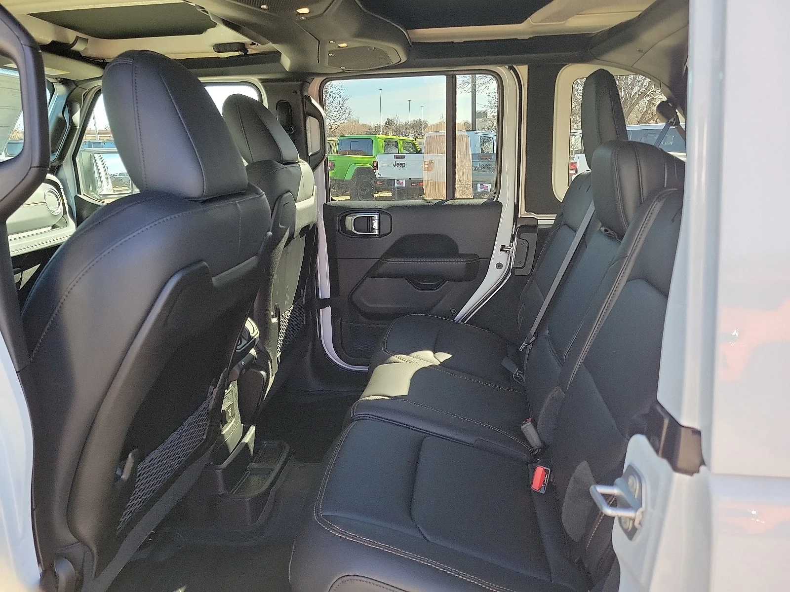 New 2026 PW7 Bright Whit Jeep 4-DOOR SAHARA image 9