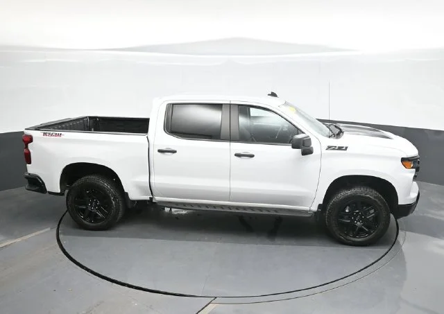 Used 2025 Summit White Chevrolet Custom Trail Boss image 16
