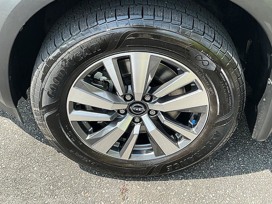 Used 2022 Super Black Nissan SL image 10