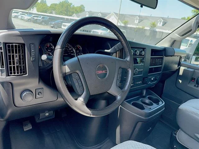 Used 2022 Summit White GMC Gas image 10