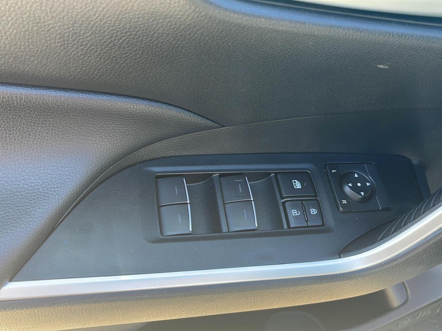 2025 Toyota RAV4 XLE - Photo 19