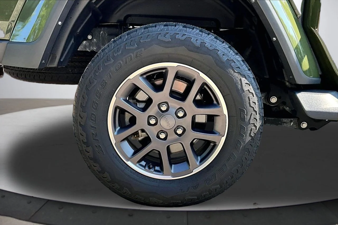 Used 2022 Green Jeep Overland image 35
