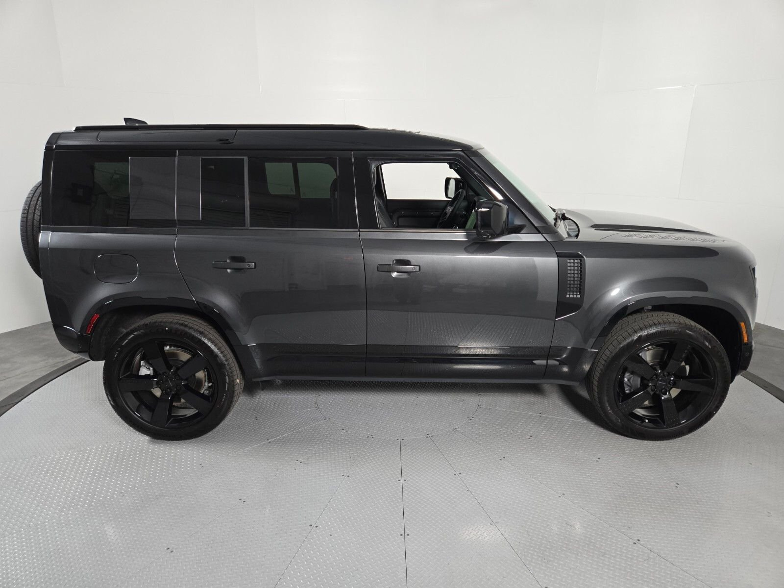 New 2026 Carpathian Grey Land Rover X-Dynamic SE image 6