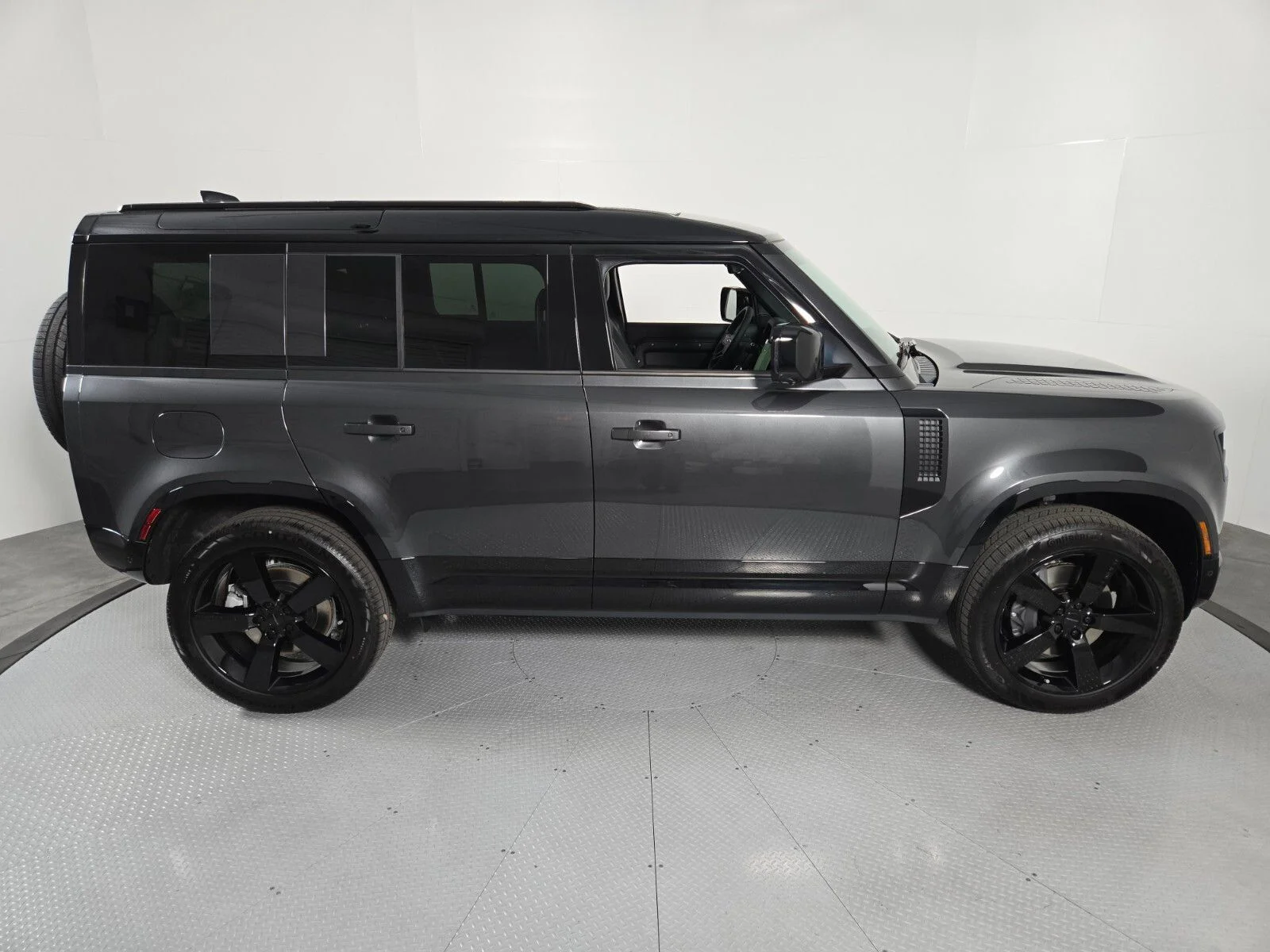 New 2026 Carpathian Grey Land Rover X-Dynamic SE image 6