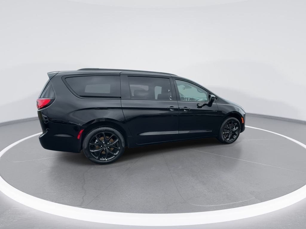 2027 Chrysler Pacifica Limited - Photo 8