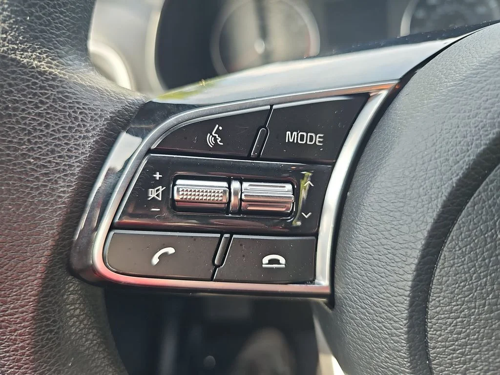 Used 2021 White Kia LXS image 16