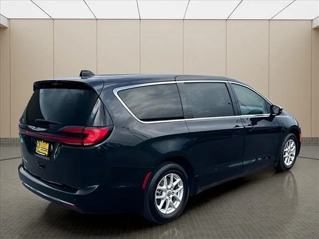 Used 2023 Black Chrysler Touring L image 3