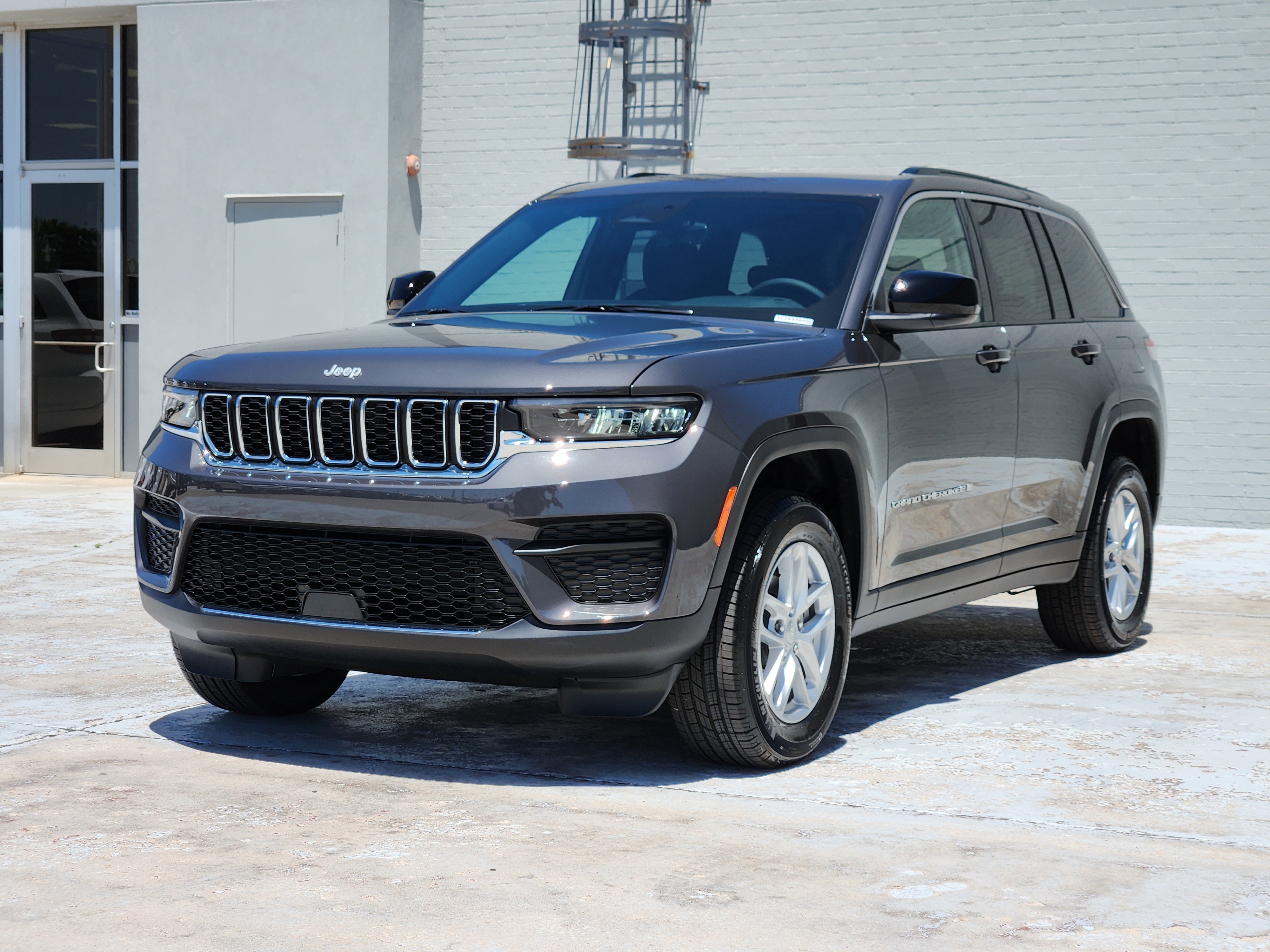 New 2026 Baltic Gray Metallic Clear-Coat Exterior Paint Jeep Laredo X image 2