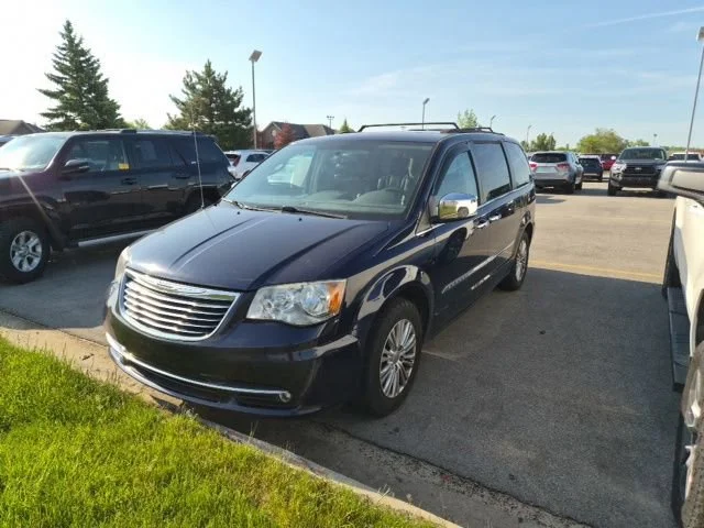 2015 Chrysler Town & Country Touring-L's photo