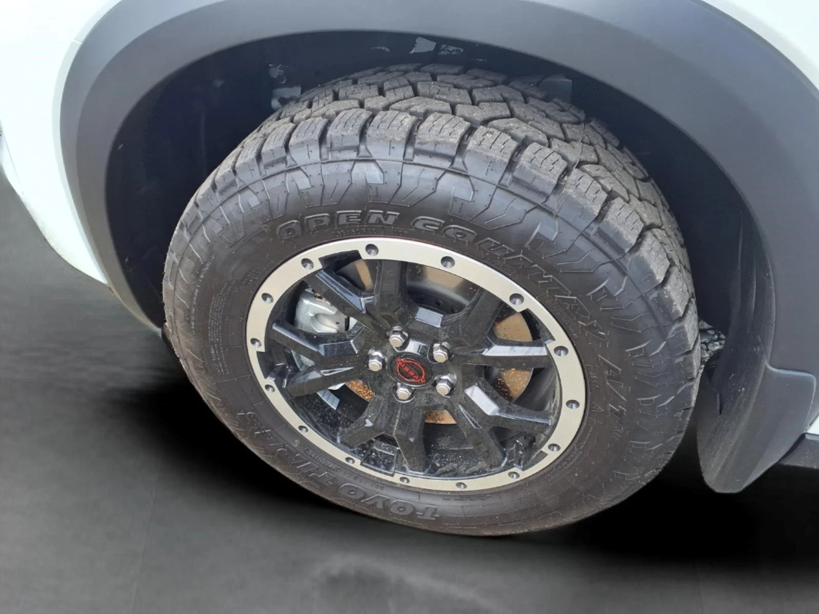 New 2026 Everest White Pearl TriCoat / Super Black Two-tone Nissan Rock Creek® image 4