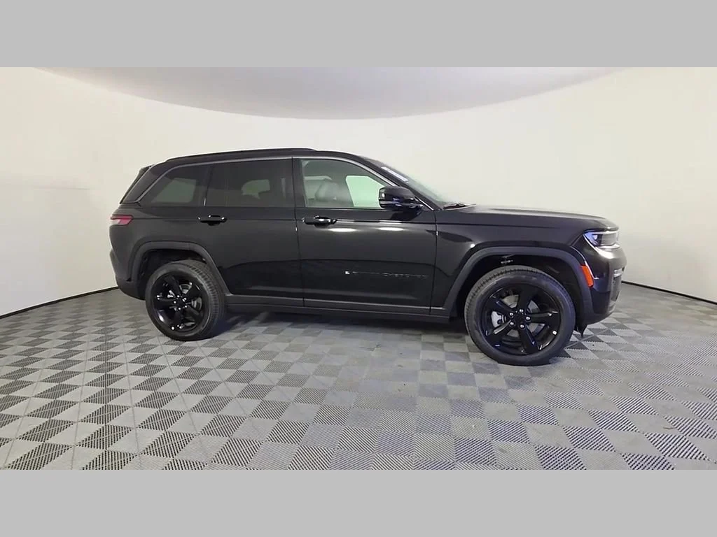 New 2026 Diamond Black Crystal Pearl-Coat Exterior Paint Jeep Limited image 20
