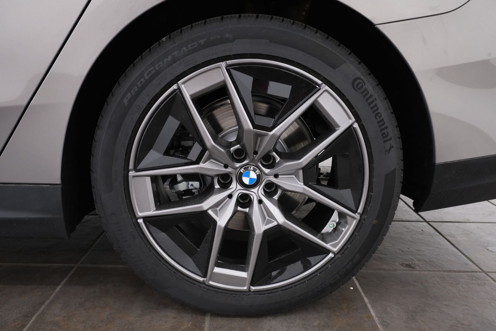New 2027 Oxide Grey Metallic BMW 530i xDrive image 39