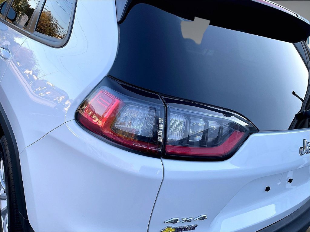 Used 2021 White Jeep Latitude image 31
