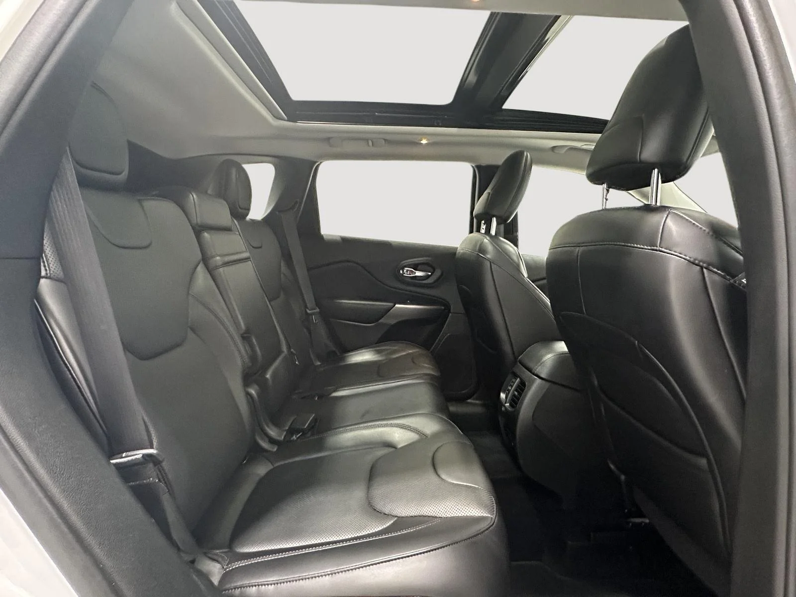 Used 2019 Bright White Clearcoat Jeep Limited image 27