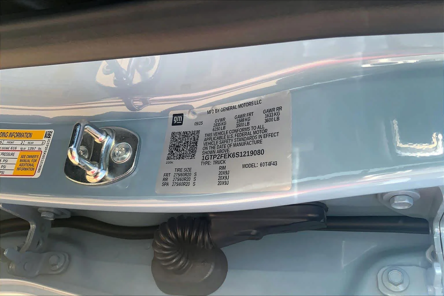 Used 2025 Glacier Metallic GMC Denali image 36