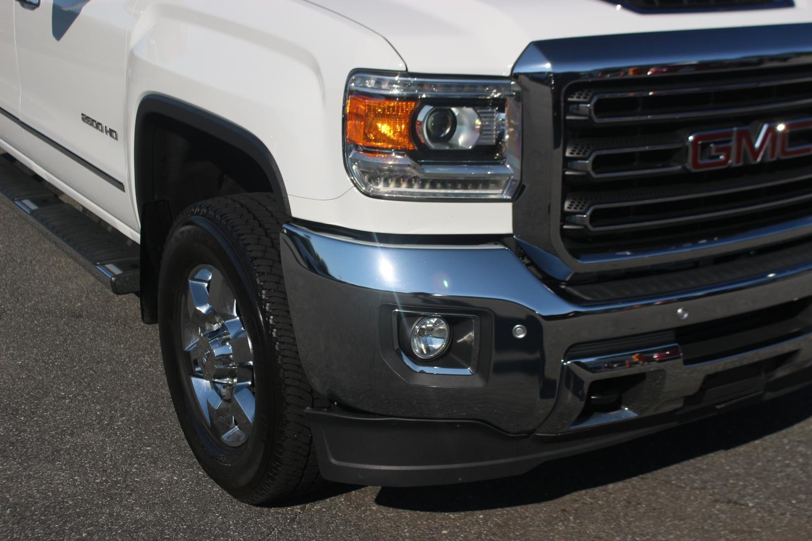 Used 2018 SUMMIT WHITE GMC SLT image 9