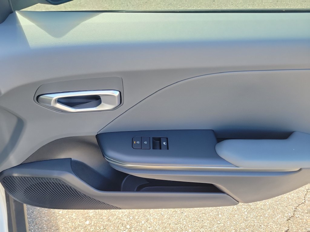 New 2026 Snow White Pearl Kia LXS image 10
