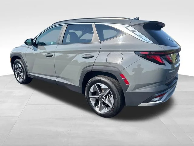 Used 2025  Hyundai SEL image 3
