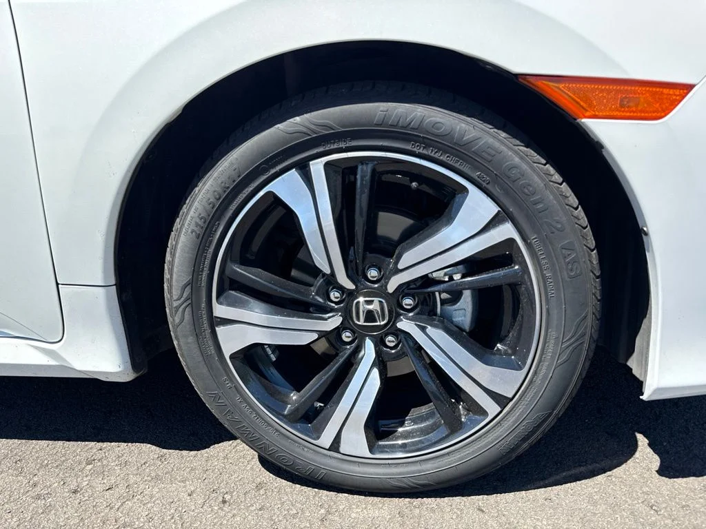 Used 2016 White Orchid Pearl Honda Touring image 26