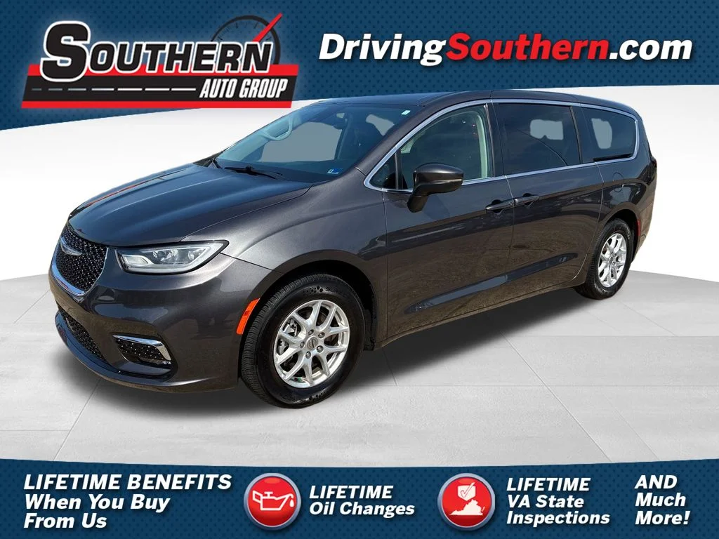 2023 Chrysler Pacifica Touring L's photo