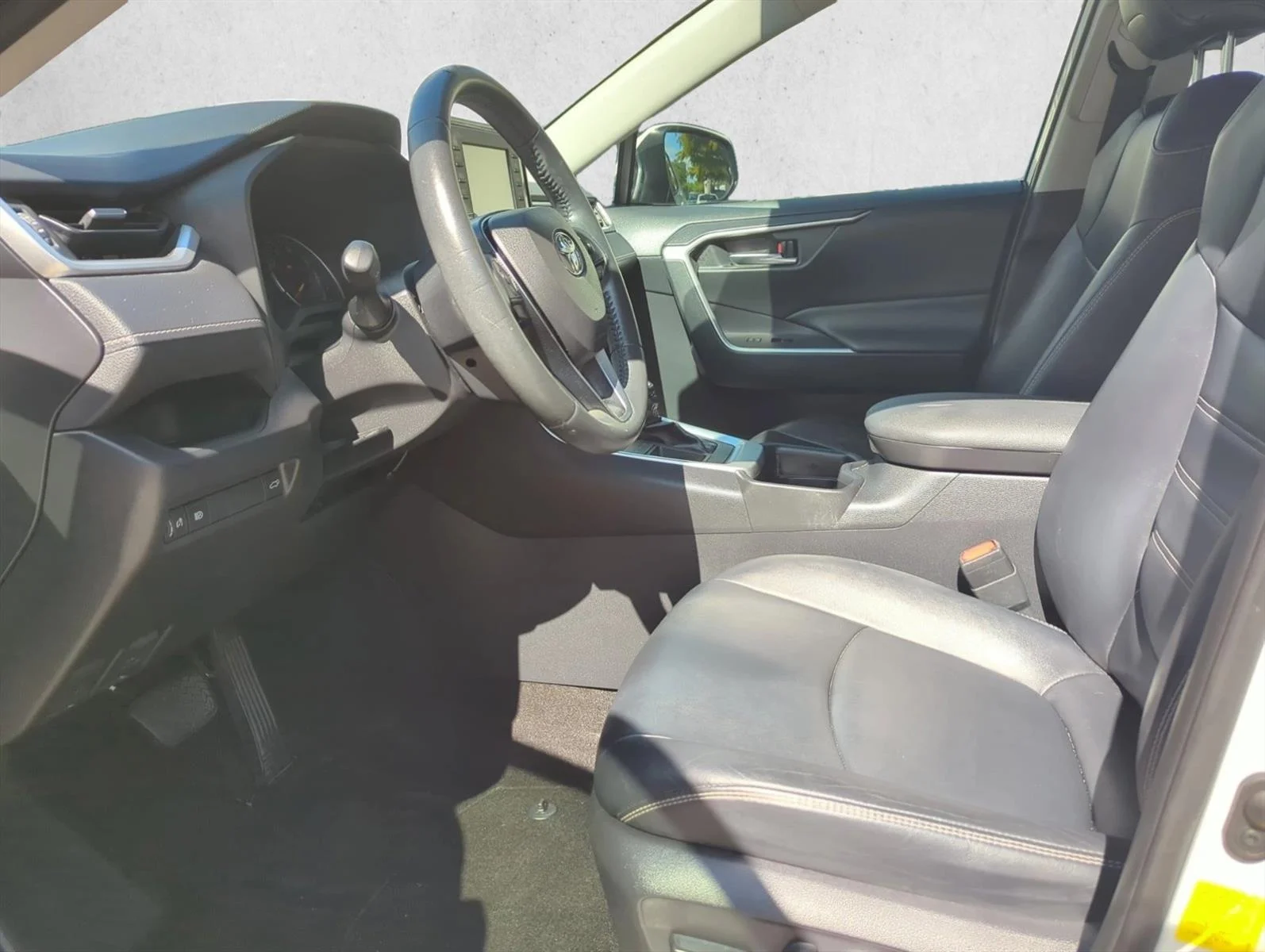 Used 2019 Super White Toyota XLE Premium image 13