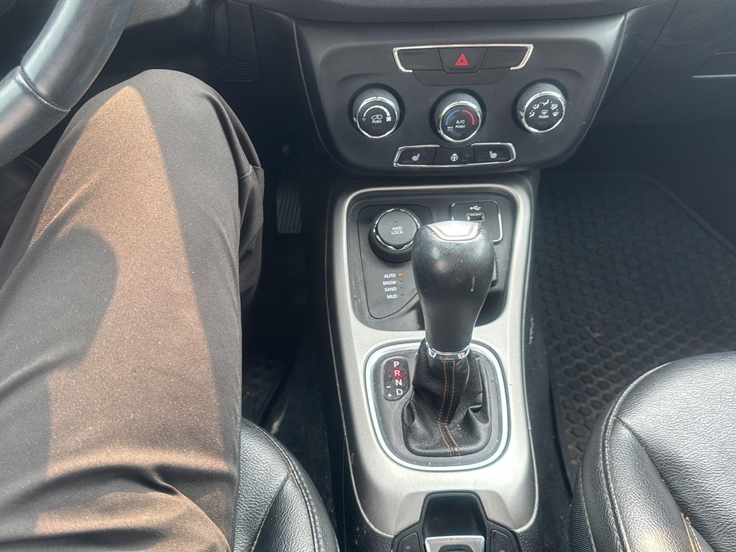 Used 2018 Diamond Black Crystal Pearlcoat Jeep Latitude image 10
