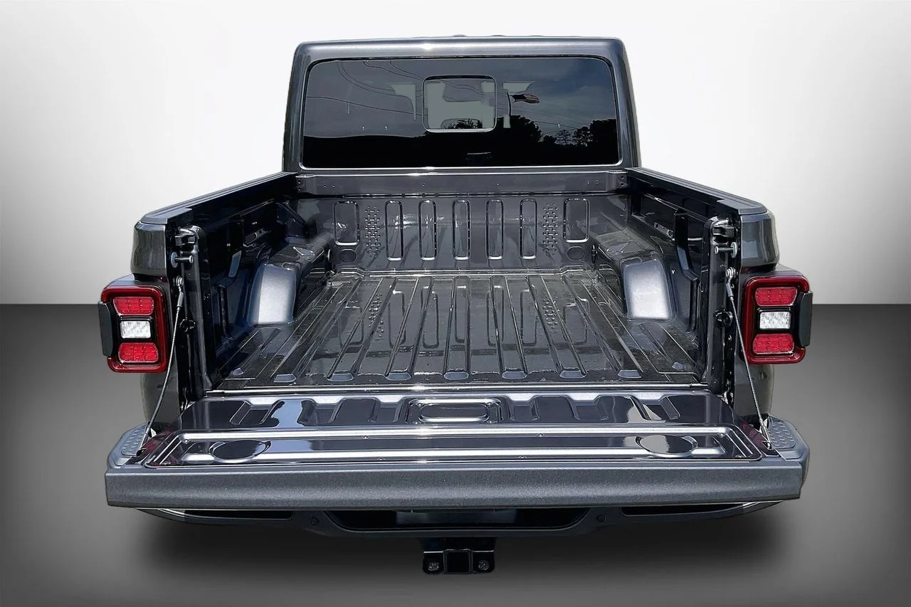 New 2026 Granite Crystal Metallic Clearcoat Jeep Mojave image 21