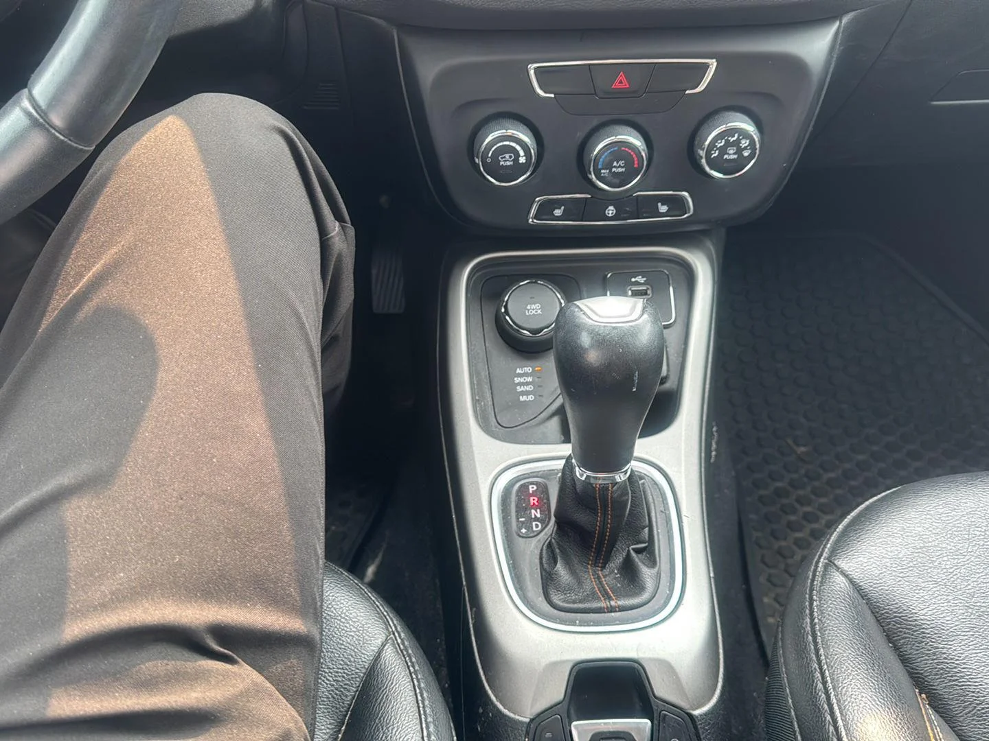 Used 2018 Diamond Black Crystal Pearlcoat Jeep Latitude image 10