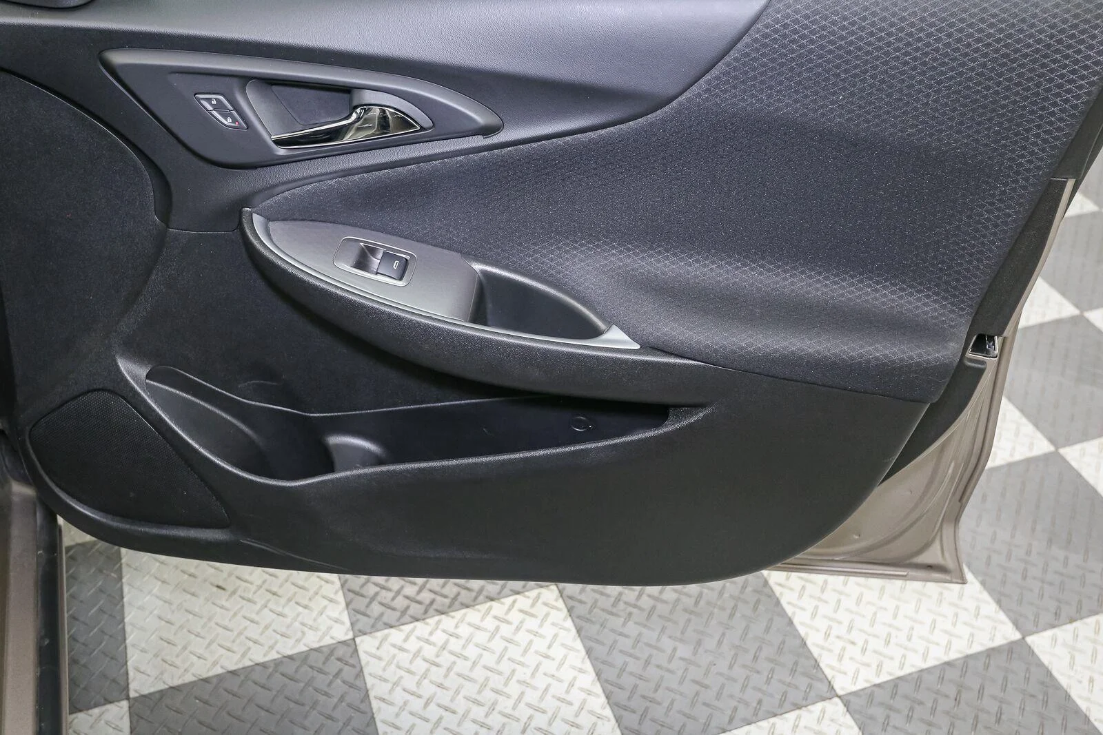 Used 2025 Mineral Gray Metallic Chevrolet LT image 19