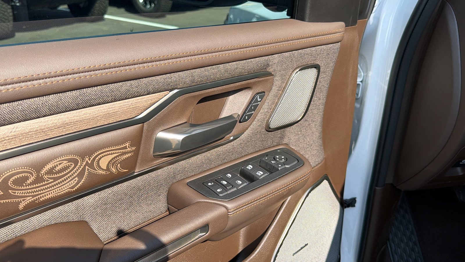 New 2026 Ivory White Tri-Coat Pearl-Coat Exterior Paint RAM Longhorn image 11