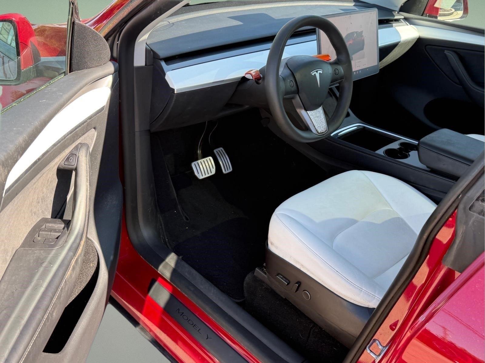 Used 2022  Tesla Performance image 10