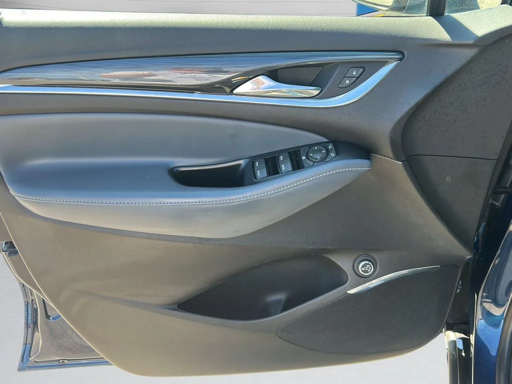 Used 2023 Blue Buick Essence image 9