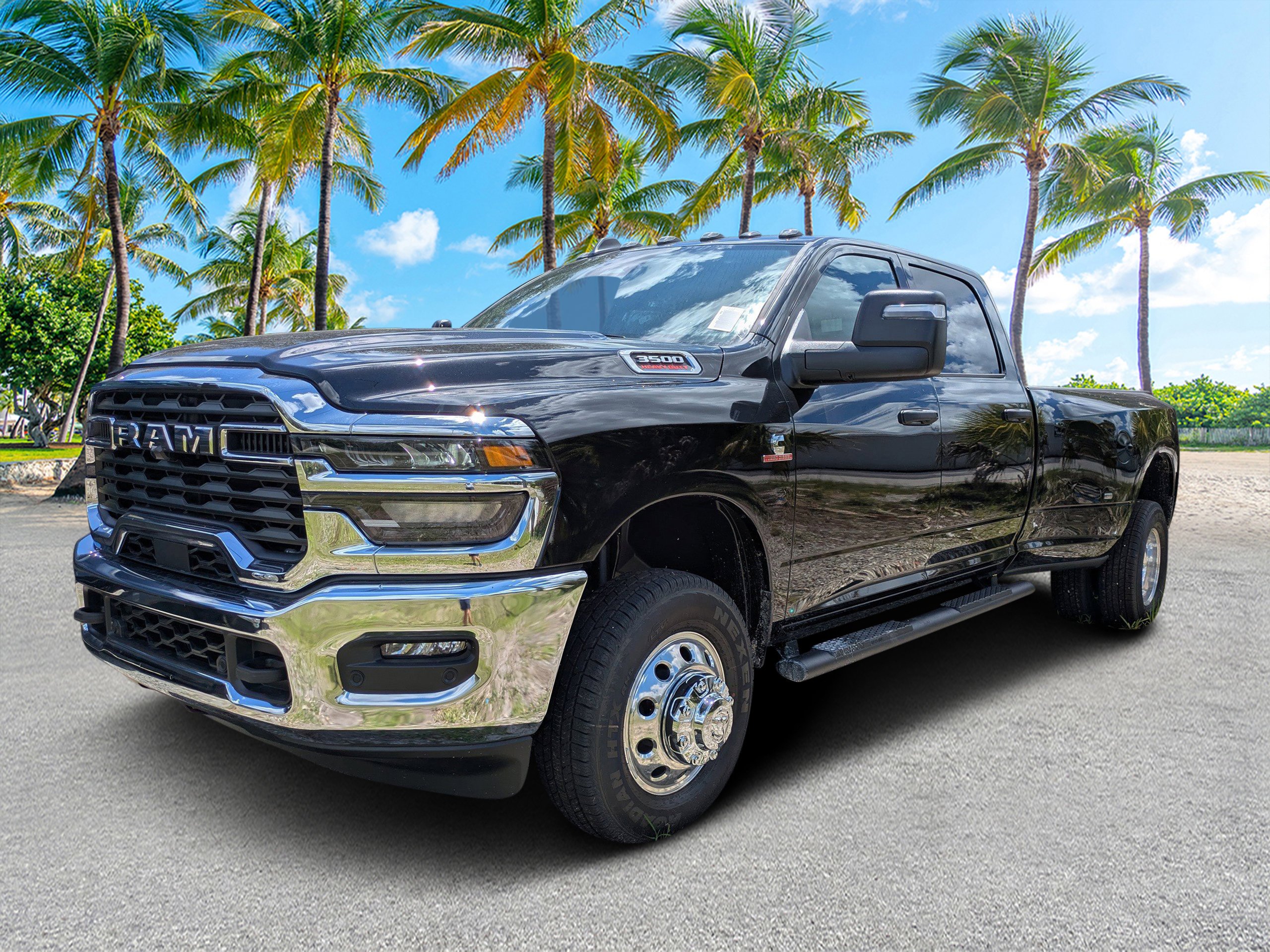 New 2026 Diamond Black Crystal Pearl-Coat Exterior Paint RAM Tradesman image 6