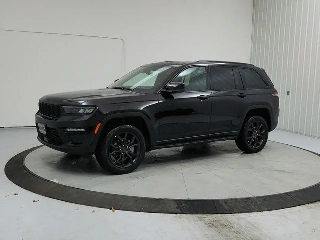 New 2025 Diamond Black Crystal Pearl-Coat Exterior Paint Jeep Limited image 3