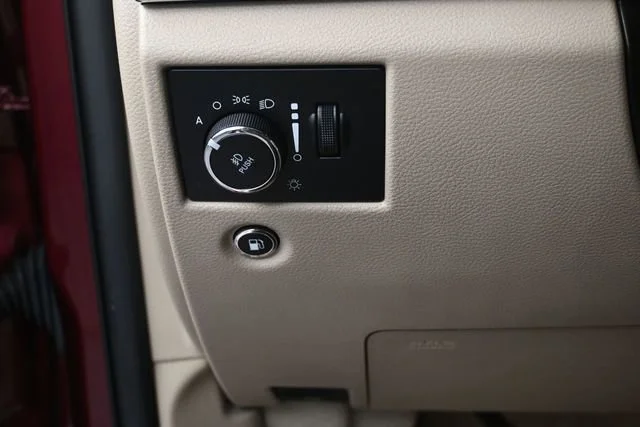 Used 2018 Velvet Red Pearlc Jeep Overland image 13