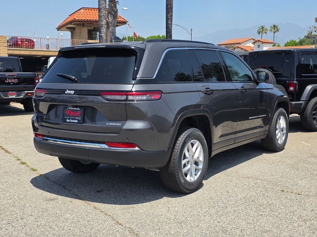 New 2026 Baltic Gray Metallic Clear-Coat Exterior Paint Jeep Laredo X image 4