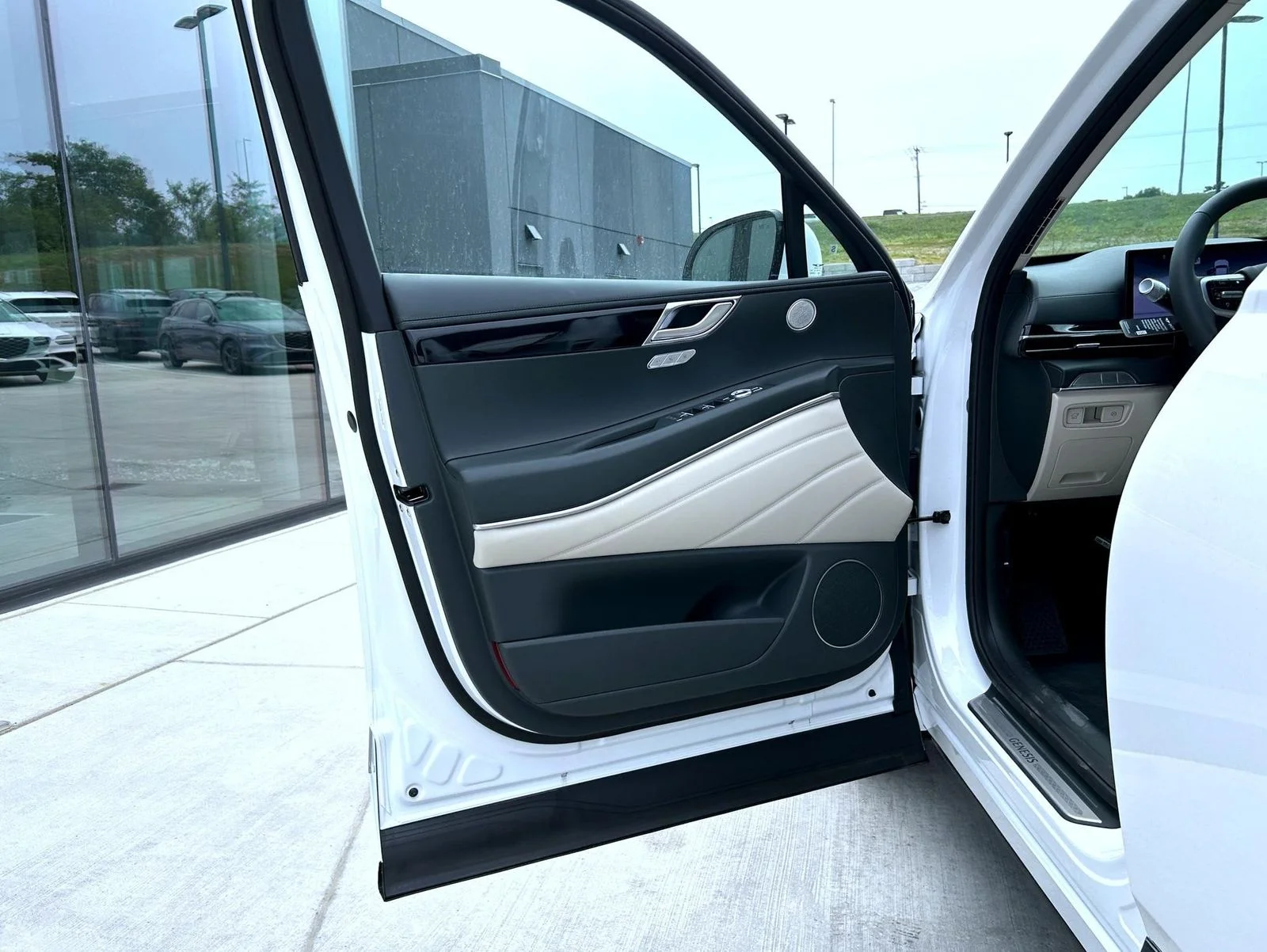 New 2026 White Genesis 2.5T image 9
