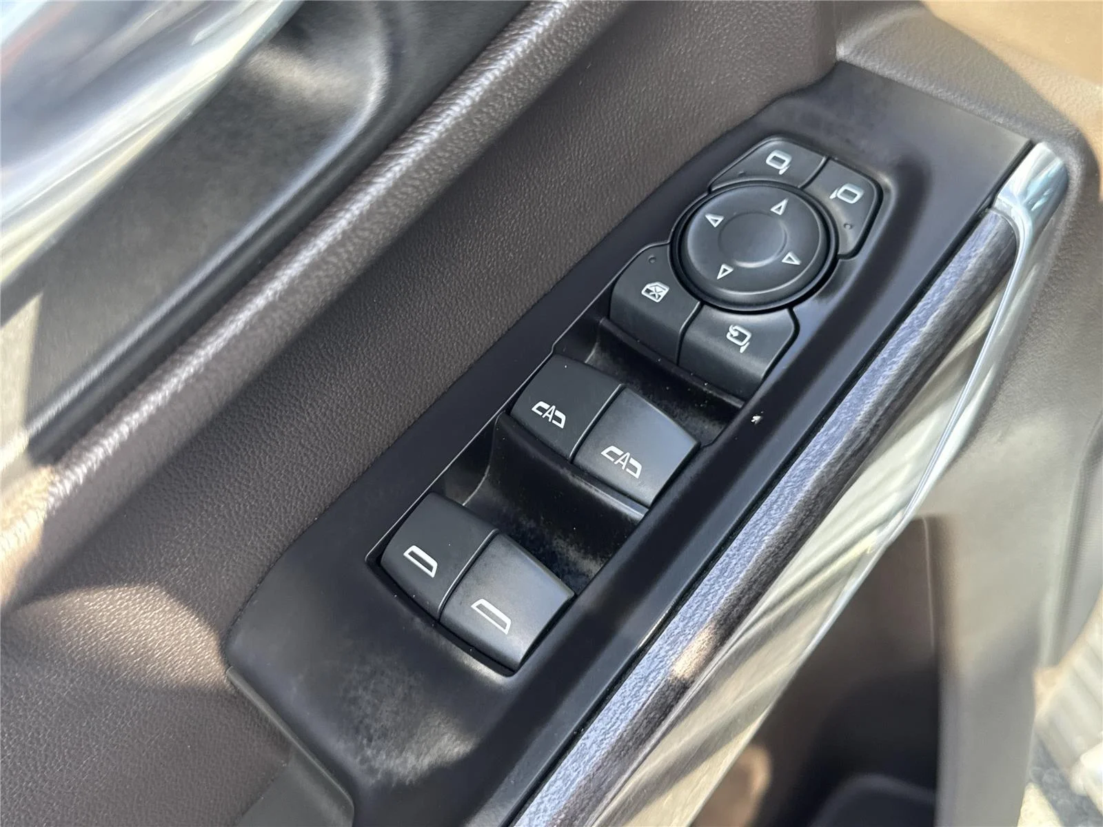 Used 2019 IRIDESCENT PEARL TRICOAT Chevrolet LTZ image 18