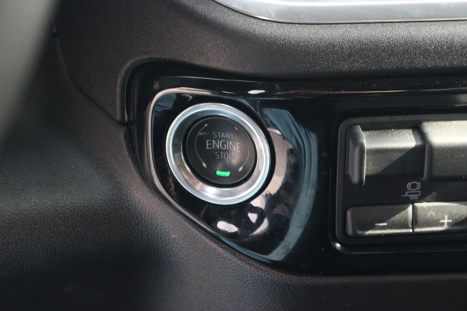 Used 2025 Summit White Chevrolet LT image 31