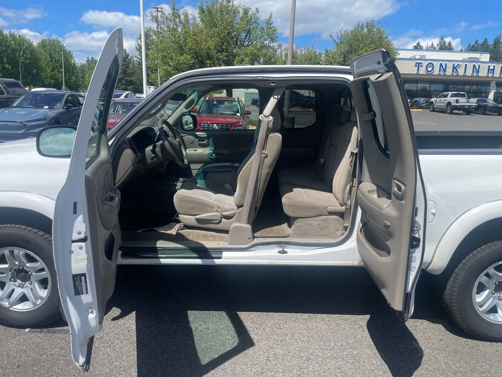 Used 2006 Natural White Toyota SR5 image 8