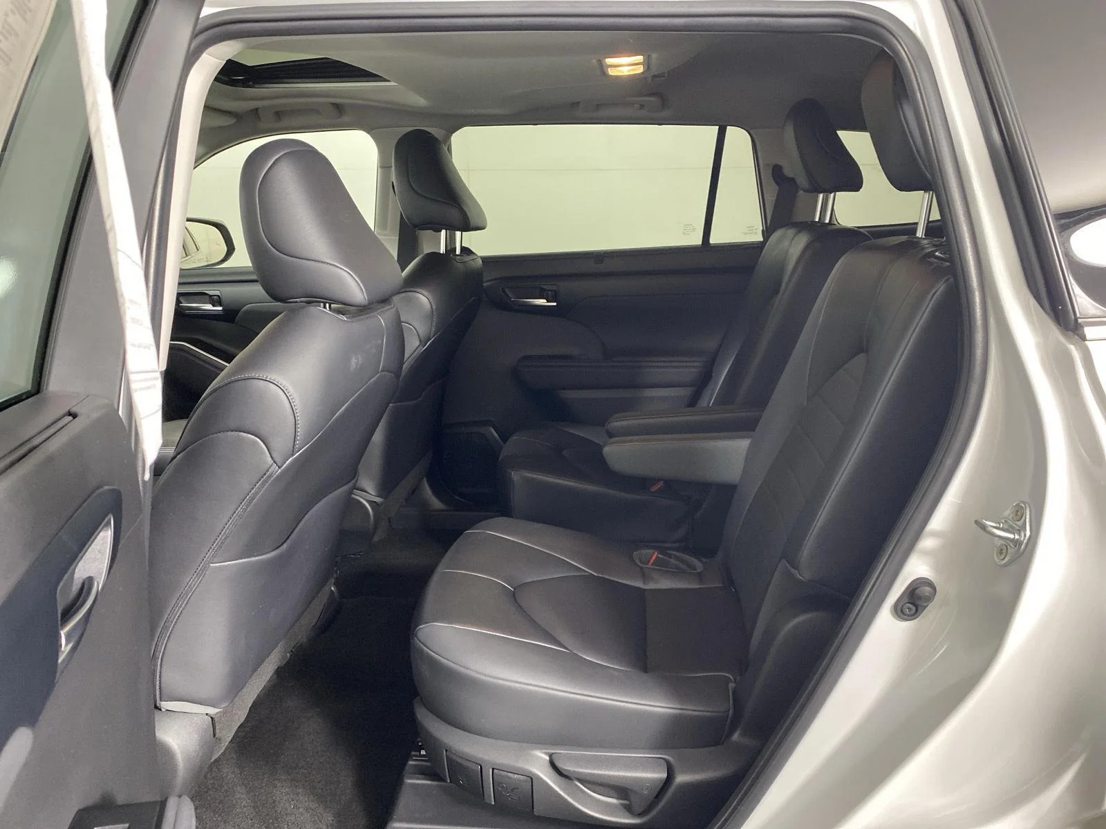 Used 2023 Wind Chill Pearl Toyota XLE image 9