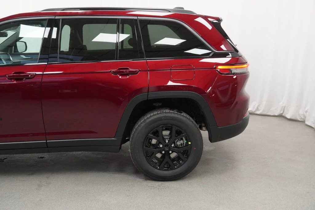 New 2026 Velvet Red Pearl-Coat Exterior Paint Jeep Altitude image 15
