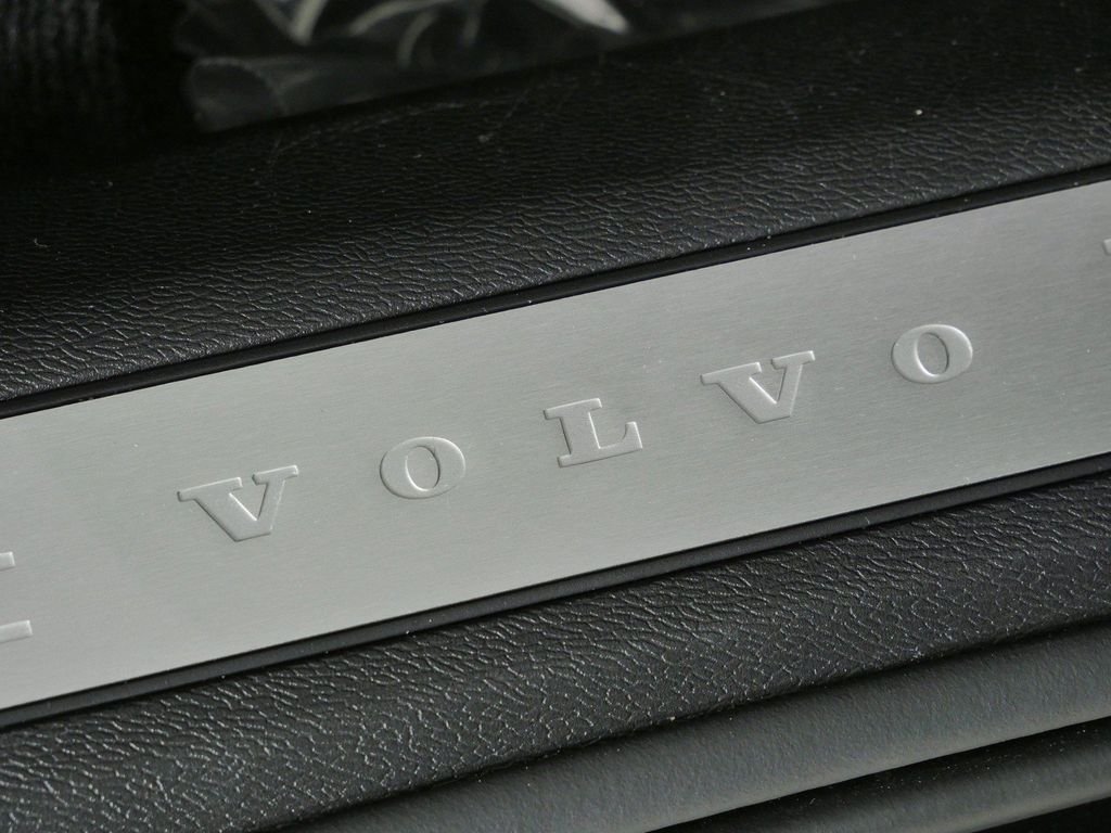 Used 2025 Black Volvo T8 Ultra Black Edition image 24
