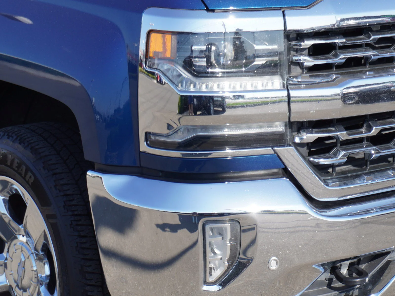 Used 2018 Deep Ocean Blue Metallic Chevrolet LTZ image 3