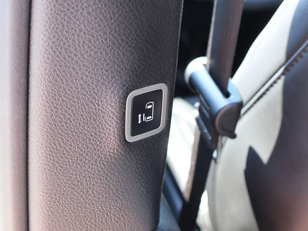Used 2025 White Chrysler Limited image 17