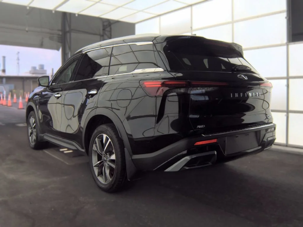 Certified Used 2023 Black INFINITI LUXE image 4