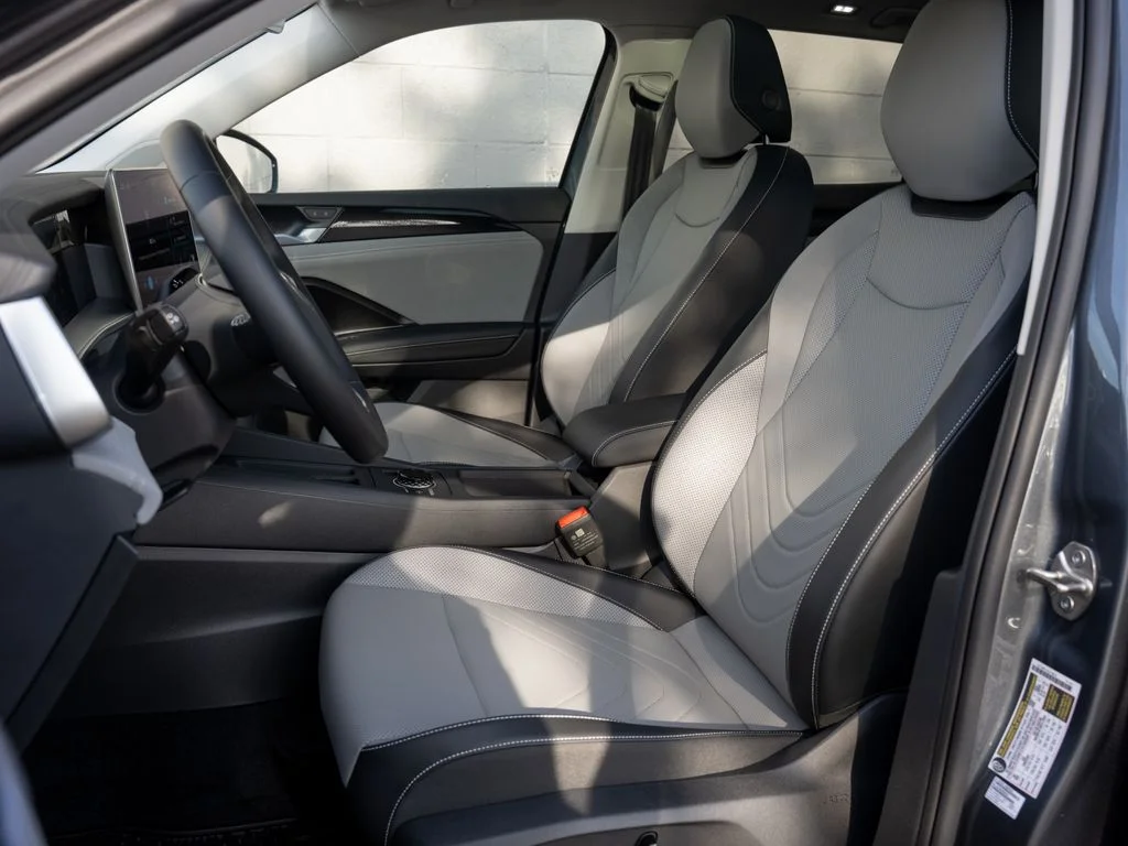 New 2026 Platinum Gray Metallic Volkswagen 2.0T SE image 8