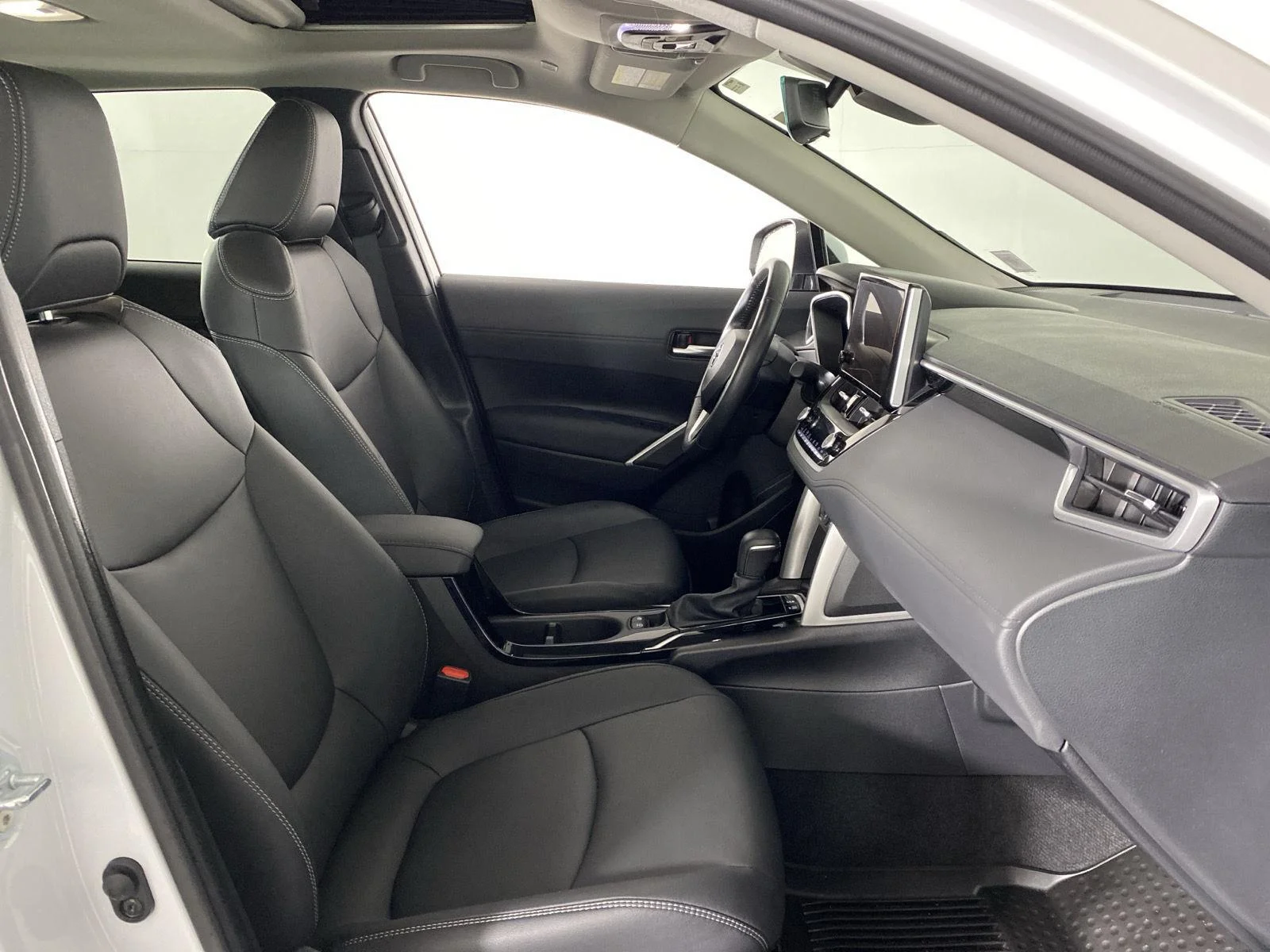 Used 2024 Wind Chill Pearl Toyota XLE image 28
